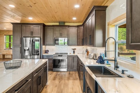 Fully equipped kitchen w/island: dinner/cook/bake/silver-ware