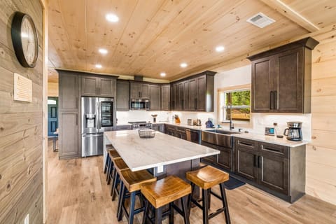 Fully equipped kitchen w/island: dinner/cook/bake/silver-ware