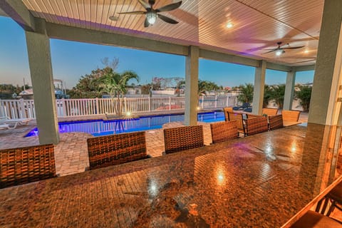 Bar with access to the inside and outside