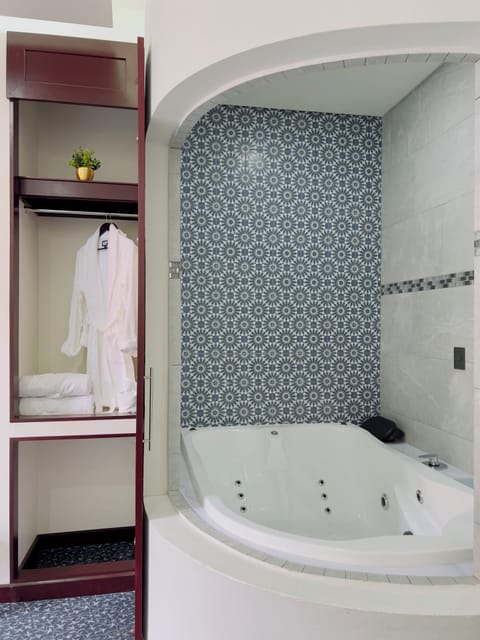 Luxury Room | Bathroom | Free toiletries, hair dryer, towels