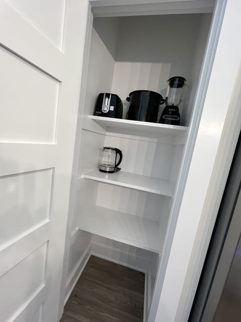 Kitchen Pantry
-toaster
-lobster pot
-electric kettle
-blender
-air fryer