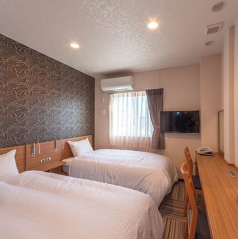 ・[Guest Rooms - Twin] You can relax in a luxurious, clean room with a full range of amenities.