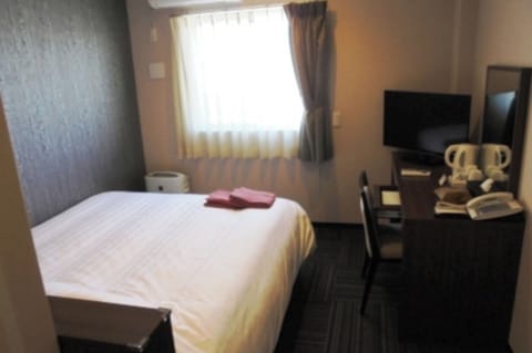 ・[Guest Room - Double] You can relax in a queen-size bed.