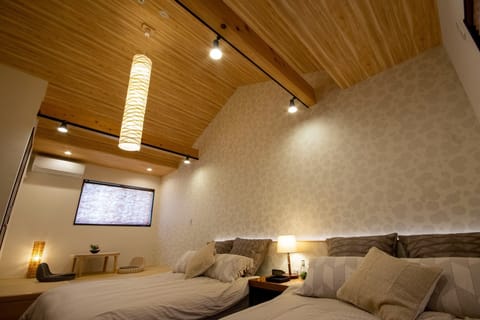 [Bedroom] 2 double beds, up to 1 futon set available