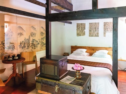 ・[GARDEN ROOM] Antique Western-style interior. A room filled with attention to detail.