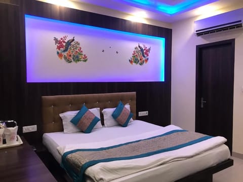 Luxury Double Room, 1 King Bed, Non Smoking, Garden View | Memory foam beds, in-room safe, soundproofing, free WiFi