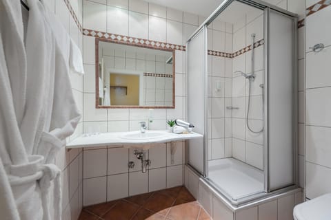 Single Room | Bathroom | Shower, hair dryer, towels