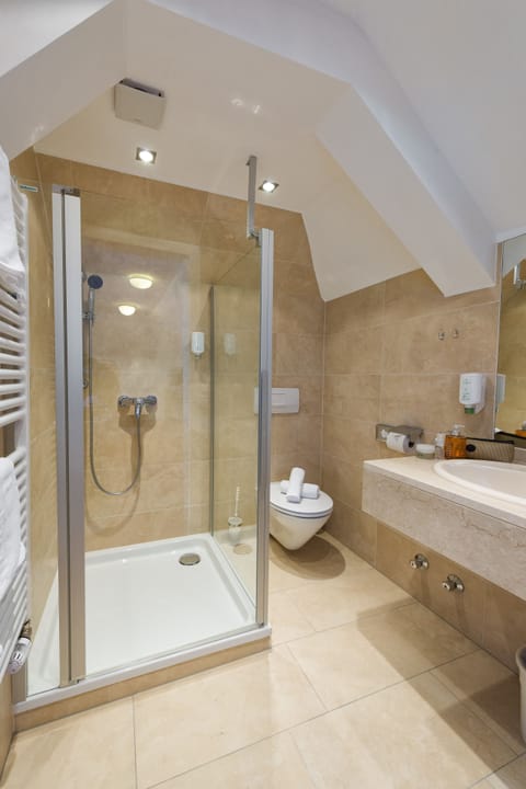 Double Room | Bathroom | Shower, hair dryer, towels