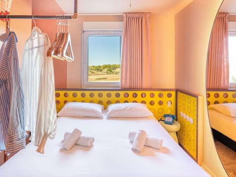 Desk, soundproofing, free WiFi