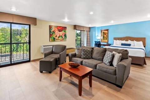Suite, 1 King Bed, Non Smoking, River View (Not pet friendly) | Premium bedding, desk, blackout drapes, iron/ironing board
