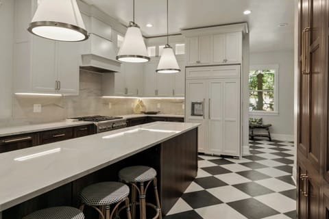 We have everything you might need for gourmet cooking with plenty of space