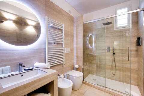 Luxury Suite with Waterfall | Bathroom | Free toiletries, hair dryer, slippers, towels