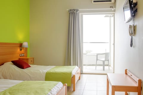 Blackout drapes, free WiFi, bed sheets