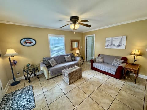 myrtle-beach-beach-cottage-family-living-room