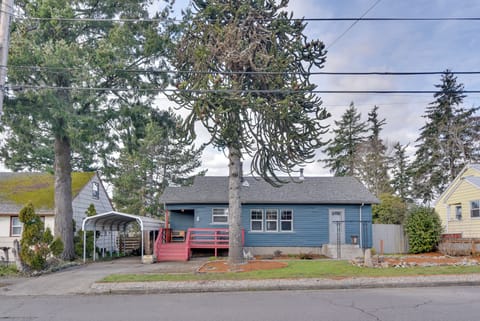 Portland Vacation Rental | 2BR | 1BA | 988 Sq Ft | Stairs to Enter
