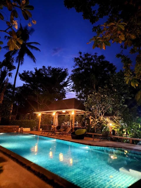 2 outdoor pools