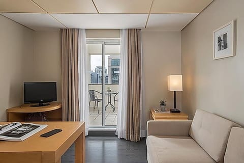 Suíte Casal - 1 Cama King | Minibar, in-room safe, desk, blackout drapes