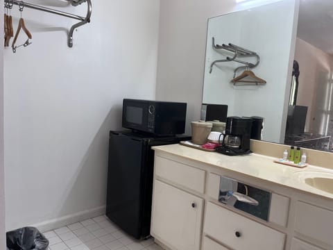 Combined shower/tub, hydromassage showerhead, designer toiletries