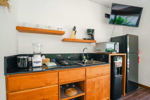 Basic Villa, 1 King Bed | Private kitchen | Fridge, microwave, stovetop, toaster