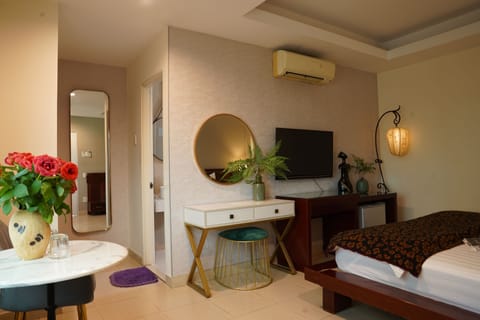 Premier Double Room | Minibar, individually decorated, individually furnished, desk