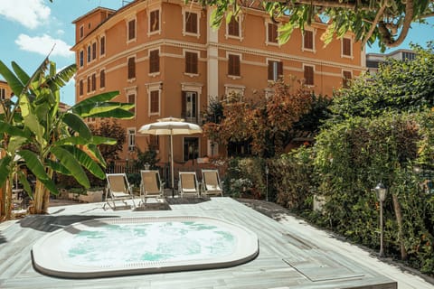 2 indoor pools, 3 outdoor pools