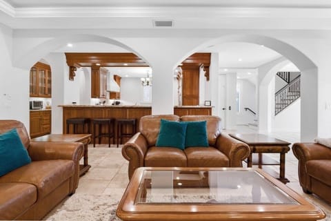 House, 5 Bedrooms | Living area