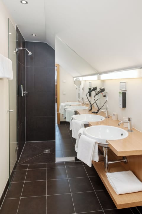 Family Suite | Bathroom | Shower, hair dryer, towels, soap
