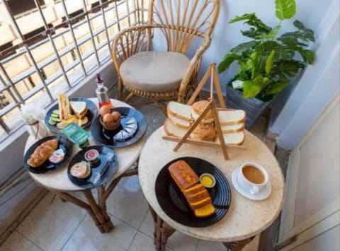 Free daily buffet breakfast