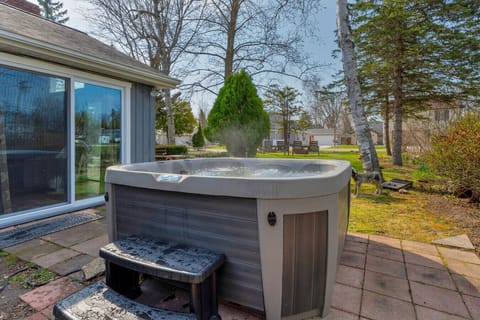 Kick back and let the stress melt away. At Lake Haven, the hot tub is your personal getaway, where lake views meet pure relaxation. Stay awhile, you’ve earned it.