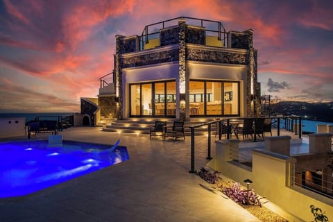 With 360 degree uninterrupted views of the Caribbean, regardless of where you stand, you will always have breathtaking views to enjoy!
