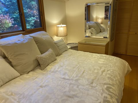 King size bed that can be split into 2 twinxl- with ensuite full bathroom