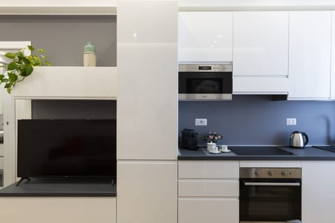 Comfort Apartment | Private kitchen | Full-size fridge, microwave, oven, stovetop