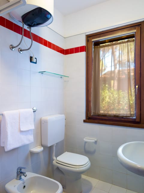 Basic Bungalow, Kitchenette | Bathroom | Shower, bidet