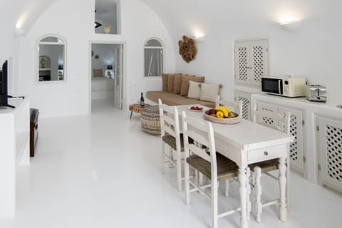 Luxury Villa, 2 Bedrooms, Hot Tub, Sea View | In-room dining