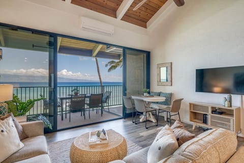 Condo, 2 Bedrooms | Living area