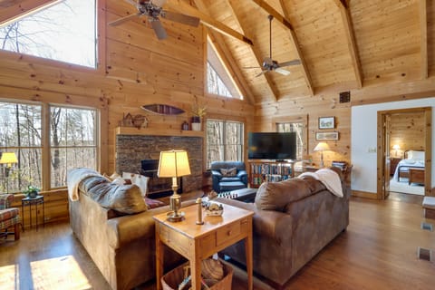 Jasper Vacation Rental | 3BR | 2.5BA | Stairs Required | 2,500 Sq Ft