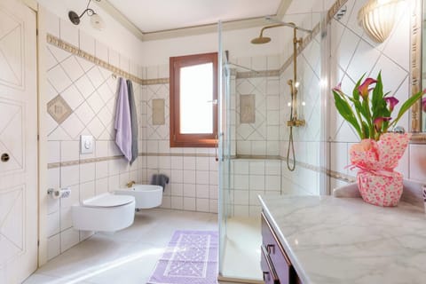 Superior Double Room | Bathroom | Shower, rainfall showerhead, hair dryer, bidet