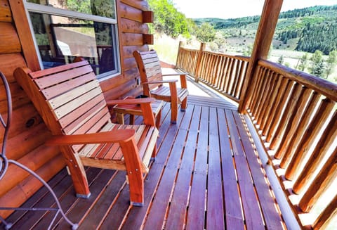 Comfortable and solid seating for views of the valley. 