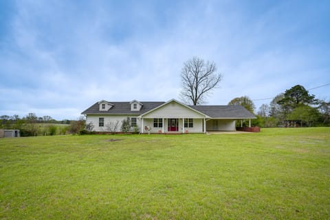 Marion Vacation Rental | 5BR | 2.5BA | 2,500 Sq Ft | Step-Free Access