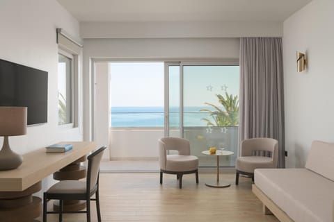 Suite Sea View with Hot Tub | In-room safe, desk, blackout drapes, soundproofing