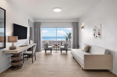 Suite Sea View with Hot Tub | In-room safe, desk, blackout drapes, soundproofing