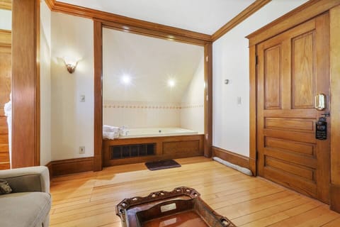 Two person jet tub cove