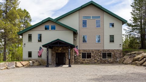 Experience "The Bear Den Cubby" a stunning mountain lodge featuring 6 ensuite bedrooms perfect for a family of 12 or 6 couples. Enjoy gathering in comfortable surroundings with the ability to retreat to private chambers for rest and relaxation.
