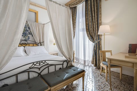 Suite (vista mare) | Minibar, in-room safe, free WiFi, bed sheets