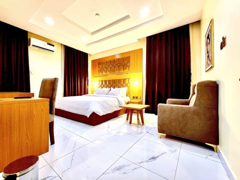 Royal Room | Desk, laptop workspace, free WiFi, bed sheets