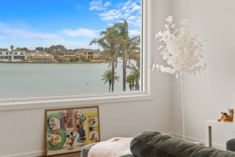 Lounge with lakeview 