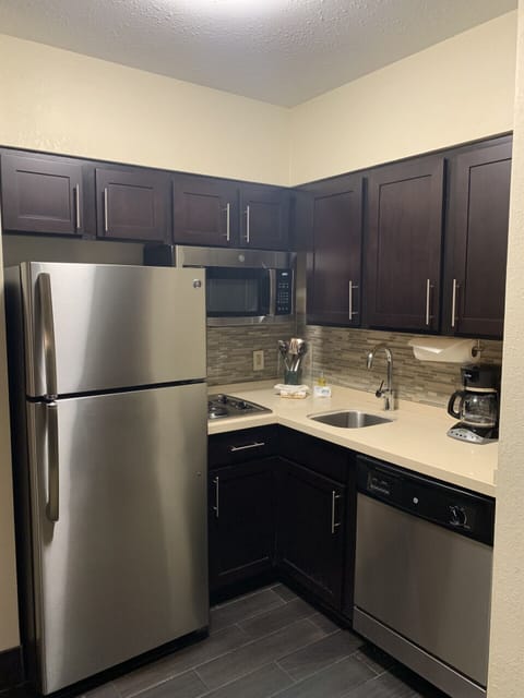 Coffee/tea maker, full-size fridge, microwave, stovetop