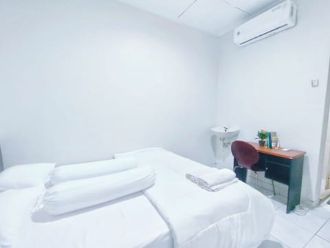 Standard Double Room | Desk