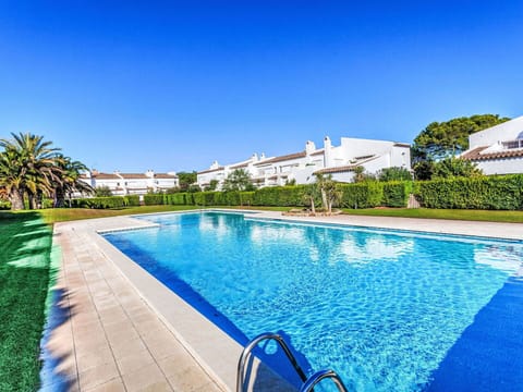 Swimming Pool, Lawn, Garden, Landscaping, Resort, Park, Villa, Hedge, Mansion