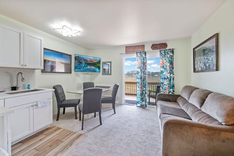 Lovely Assateague Inn 206 is beautifully decorated.